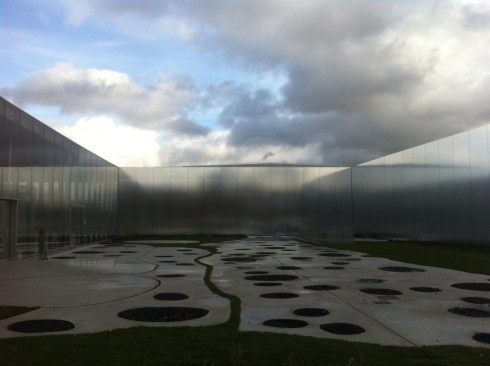 Louvre-Lens exterior.