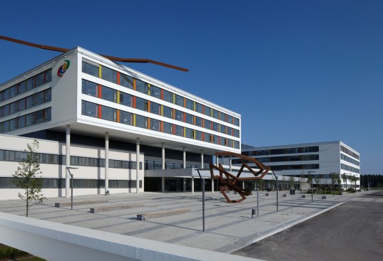 Perched+atop+the+building+is+a+steel+rod+installation+by+artist+Robert+Schad+that+conveys+%22gestural%2c+dance-like+dynamism+and+concentrated+energy.+Contrasting+the+straight+rod+is+a+steel+loop+in+front+of+the+hospital+meant+to+describe+%22turbulent+emotions+with+panache.%22