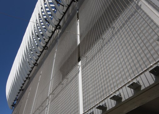 GKD’s world-class service
delivered, ensuring that each of 118 metal panels stood
unscuffed, cleaned and polished to perfection. 