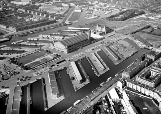 Today, the site is a jumbled ensemble of high fences, shed roofs and a closed gate; it is undergoing a large-scale transformation.
