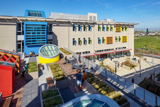 Nueva Upper School, by Leddy Maytum Stacy Architects - Roof garden.