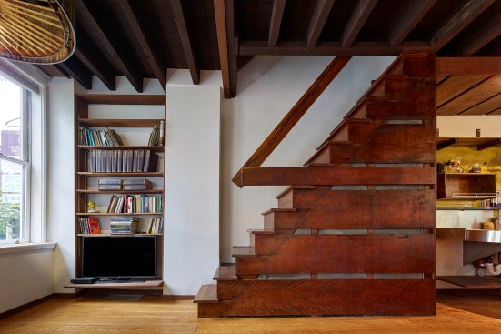 The minimalist staircase next to the kitchen