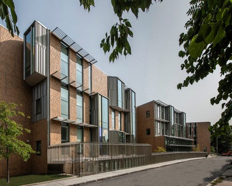Small scale variegated facade in dialogue with the surrounding residential neighborhood