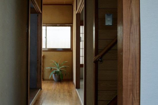 The hallway kept its original wooden pavement