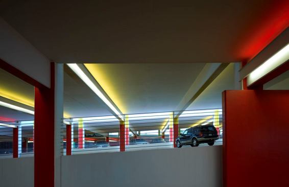 Interior view of the central ramp. Color covers a large amount of exposed surface throughout the parking areas to create a light and cheerful space. 