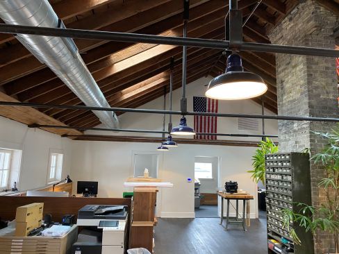 The roof structure was altered to allow for a vaulted
ceiling and skylights in the studio.