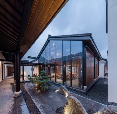 Let more light into the lobby by glass curtain wall
