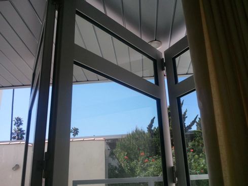 Floor-to-ceiling Fleetwood bifold glass doors expand the compact living space outdoors.