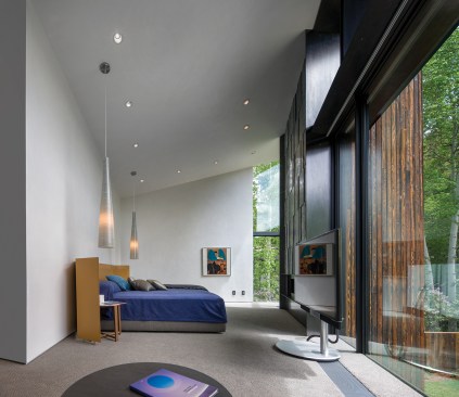 The second-floor master suite features a sloping ceiling, which is the result of a butterfly roof, the “wings”&nbsp;of which give the house its name.