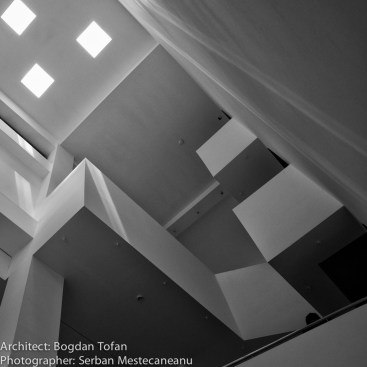Interior lobby 
Photo: Serban Mestecaneanu