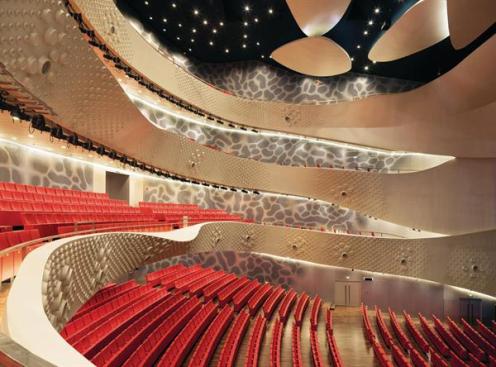 The+6%2c000-seat+opera+house+is+the+centerpiece+of+the+complex.+With+seats+spread+across+four+levels%2c+and+shielded+by+molded+balconies%2c+the+space+maintains+a+compact+footprint