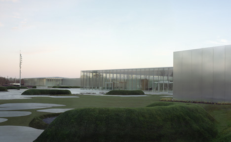 Louvre-Lens exterior.