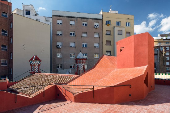 The building features a rooftop terrace with Gaudí’s ceramic tile–clad chimney caps.
