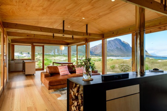 The glazing is a distinctive threshold between the outside and in. The living/dining space melds into the
landscape beyond through its 180° views out