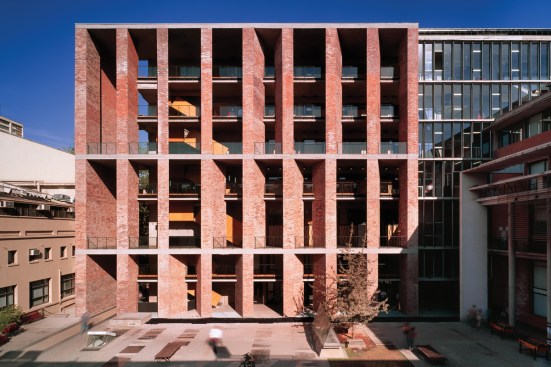 Architekt: Aravena
Medizinische Fakult�t Santiago, Chile