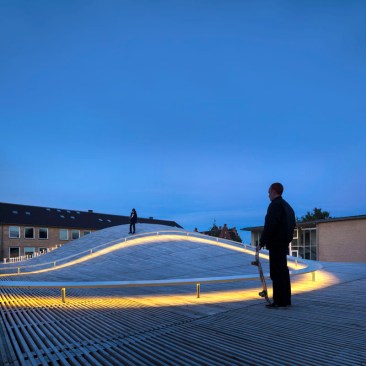 Curving+bench%2c+night.