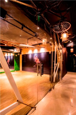 A PEAK FROM THE OUTSIDE
Open and fluid design allows glimpses of the studios from the passage and vice .
