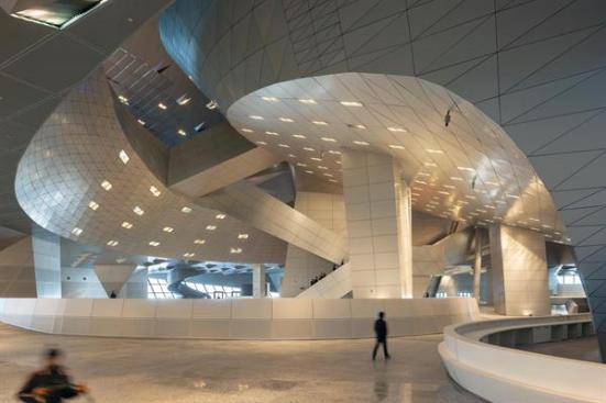 A+series+of+stairs+and+bridges+connecting+conference+rooms+and+public+areas+lends+an+urbanistic+quality+to+the+interior.