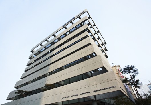 The+facades+are+distinguished+by+a+patterning+of+gradually+decreased+and+increased+frames%2c+which+creates+a+new+typology+for+floating+structure+system.