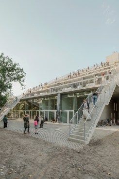ARCH+ features 78: Terrassenhaus Berlin
Mit Arno Brandlhuber, Elke Falat, Muck Petzet, Olivia Reynolds, moderiert von Antje Stahl (NZZ)
© Foto: David von Becker