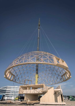 Dome of Visions Foto af Helle Arensbaktorsdag d. 8. september  blev andet løft foretaget på Pier 2. Domen skulle løftes tilbage over det lille etagebyggeri og fæstnes for de næste par år.