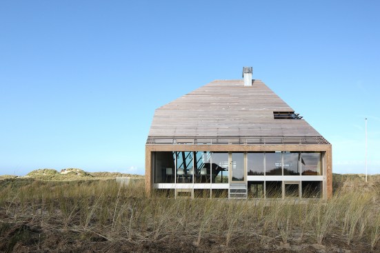 The plane of the roof extends beyond the glazing on the south fa&ccedil;ade, offering shade during the summer months.