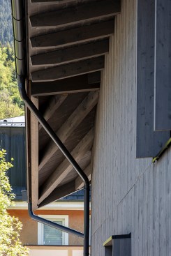 corner detail / The roof folds itself over the facade to optically lower the building height.