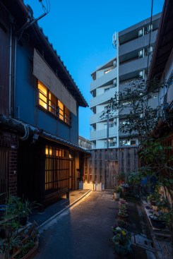 Facade and alleyway (roji) view