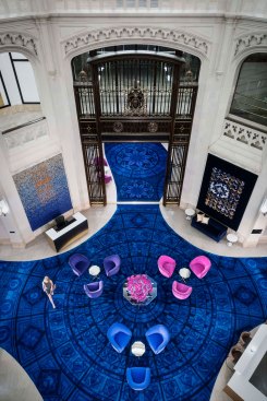 At the center of the rotunda, the carpet pattern is inspired by the pattern on the Tiffany dome directly above. A two-story bronze grille gate – added when a bank occupied the southern half of the ground floor – is now permanently open and a special feature of the lobby. 