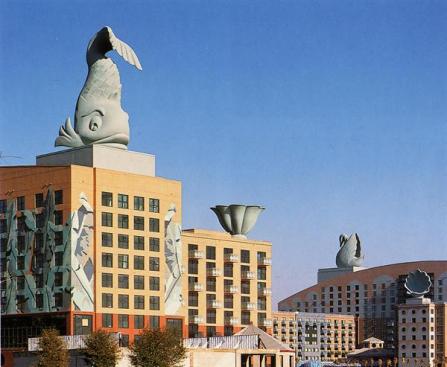 Detail+of+the+iconic+dolphin+and+swan+statues+on+top+of+the+hotels.
