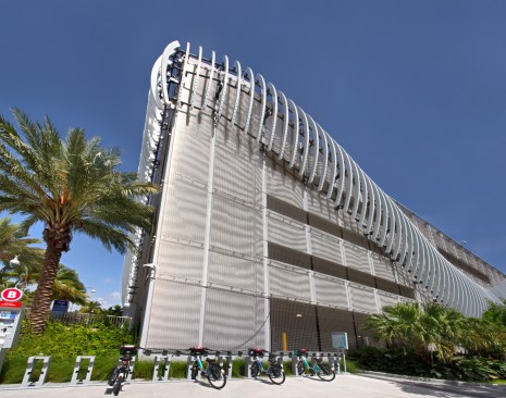 The fifth level of the upscale parking garage includes an observation
deck with views of the Intracoastal Waterway, restrooms, landscaping, shade structures and utilities.