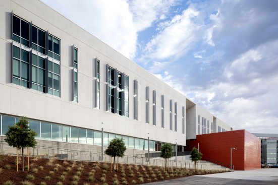 The Arts and Computational Science Building is massed and oriented for optimal energy efficiency and comfort within the context of Merced’s often hot climate.