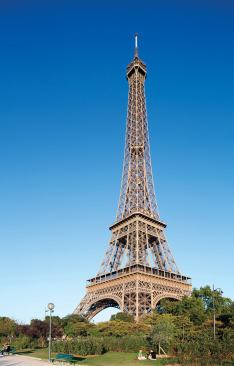 The Eiffel Tower is painted in dull beige, but the new pavilion structures on its first floor are finished in striking-red automotive paint. When viewed from the street level, however, the glossy additions are more subtle, thanks to the glazed curtainwall façades on their principal elevations.
