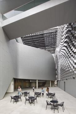 One of the most striking features of Morphosis’s design is the eight-story sunscreen that shades the building’s two internal façades. The firm used computational scripting to determine the final geometry. Over the better part of a year, in-house designer/programmers input the parameters that created the undulating and dynamic surface. The scripting program responded to inputs such as the curvature of the classroom building and the location of the elm tree in the fifth-floor courtyard.
