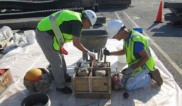 Skanska’s ERT team using waste concrete to make oyster boxes for the
Elizabeth River.