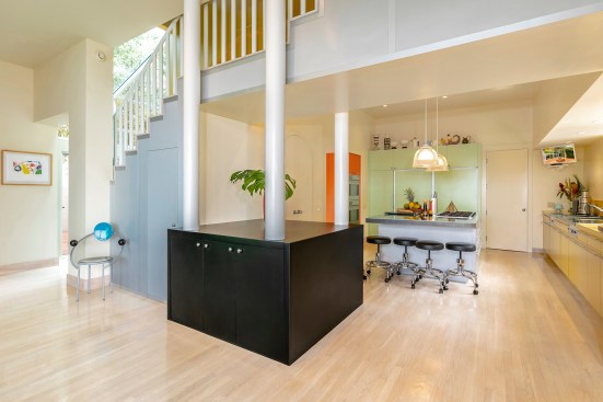 Kitchen with breakfast bar