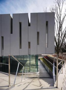 The+lower+level+of+the+two-story+museum+is+sunk+halfway+below+grade.+A+glass-enclosed+information+center+(which+can+also+host+lectures+and+some+exhibitions)+is+surrounded+by+a+terrace+accessed+by+stairs.