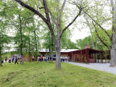 The+town+hall+includes+a+metal-framed+barbecue+pit%2c+and+together+they+form+two+sides+of+a+new+civic+space+in+Newbern.
