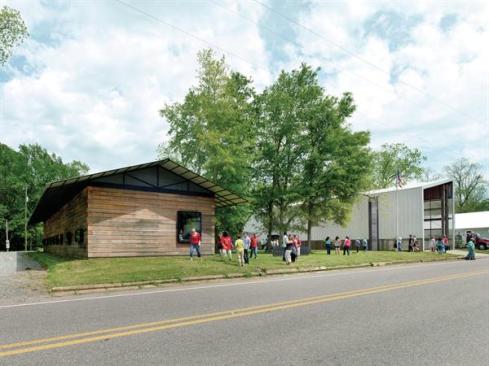 The+town+hall+forms+a+sort+of+town+square+in+combination+with+the+adjacent+firehouse%2c+which+was+completed+in+2005.
