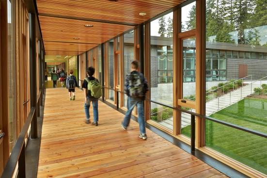 Bridges+allow+learning+clusters+to+connect+directly+to+the+playground+and+fields%2c+while+responding+to+the+island+culture.