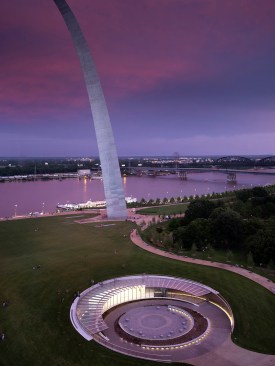 Entrance and plaza, Gateway Arch Museum and Visitor Center