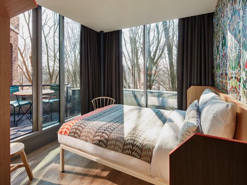 In the building’s all-glass rooftop addition, guest rooms feature floor-to-ceiling windows that allow for an abundance of natural light.