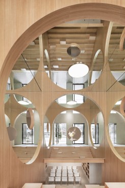 The Hongkun Art Auditorium in China, located next to the neighboring Hongkun Museum of Fine Arts, also designed by Precht, is centered around an “art box” that includes an auditorium adorned by arches and mirrors.