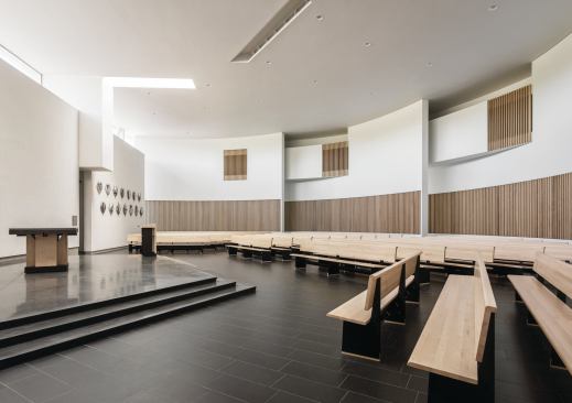 The main sanctuary features a custom altar and pews, also designed by Hodgetts + 

Fung, as part of the firm’s holistic approach. Ash wood slats act as both acoustic baffles and HVAC grilles.