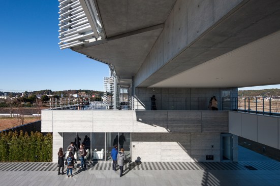 Visitors enter the building from the northwest side of the breezeway, which also offers circulation and a terrace.