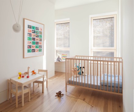 All of the windows in the house were replaced with Optiwin’s Purista triple-glazed, tilt-and-turn units, which provide thermal and acoustic insulation.