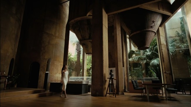 Maeve, a host, in La Fábrica