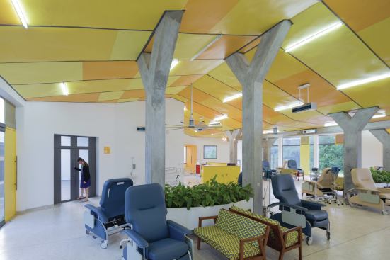 The infusion room was designed so that patients can be accompanied by family members during their treatment.