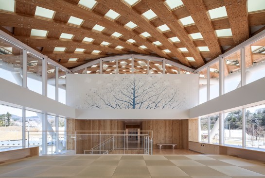 The underside of the lattice structure is visible from the public plaza and esplanade that have been added to the station, which also features white tile painted with wilderness scenes in the spa.&nbsp;