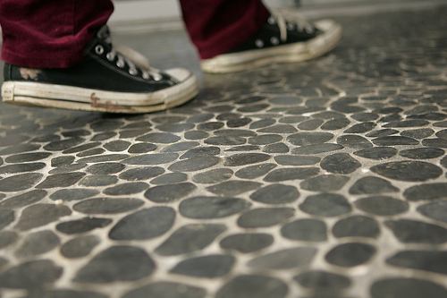 The black ceramic floor absorbs heat during the day and releases it at night.